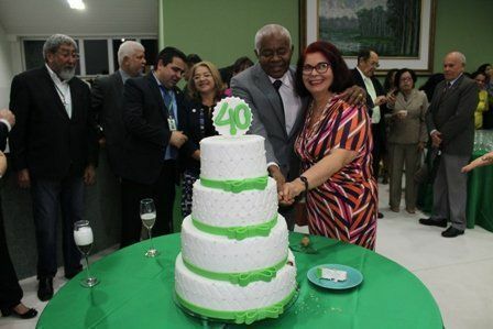 Egressos da primeira turma de residência médica são homenageados.